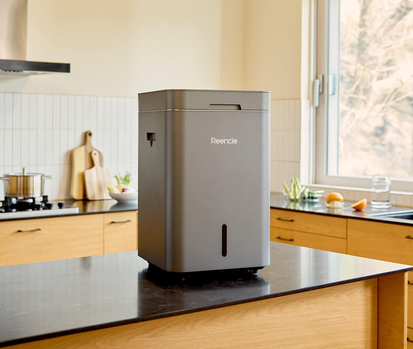 Compostador eléctrico Reencle Gravity en cocina moderna — compostera familiar sin olores