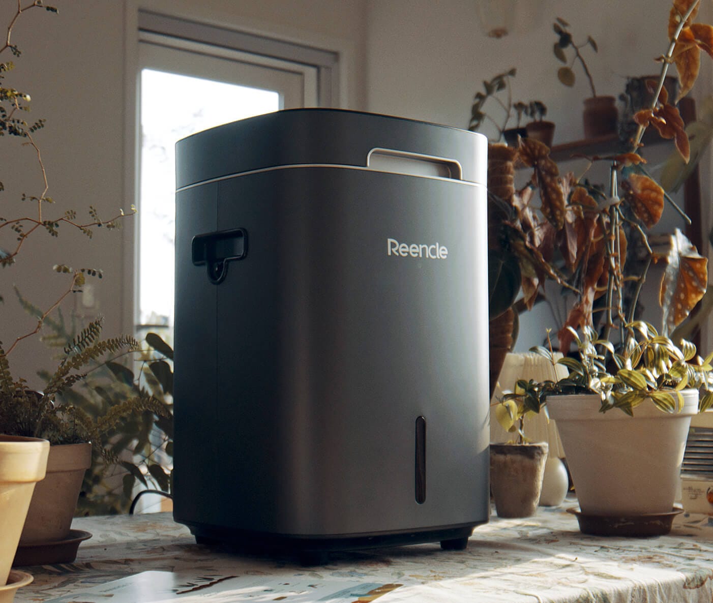 Compostador eléctrico Reencle Prime en cocina — vista lateral